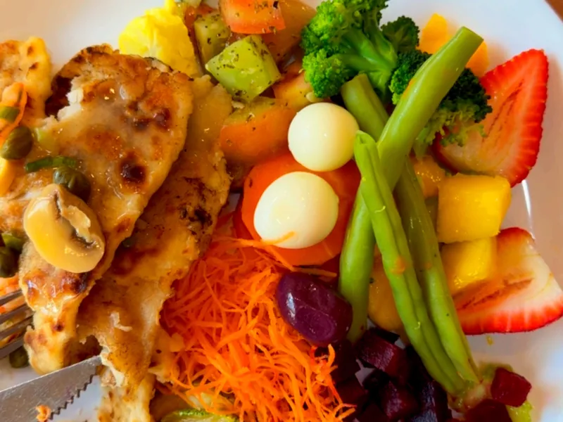 Prato com proteína grelhada, legumes, verduras e frutas
