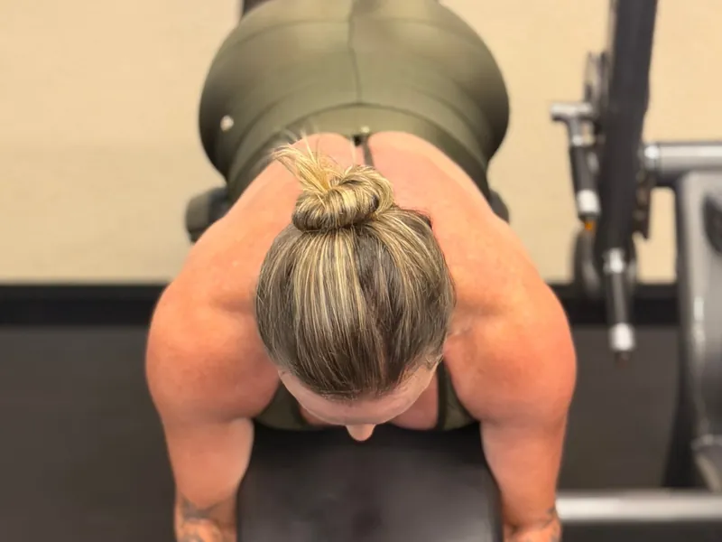 Patrícia Sivieri durante treino de força na academia